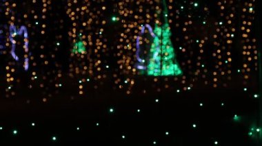 Geceleyin ışık saçar.