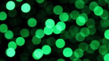 Geceleyin ışık saçar.