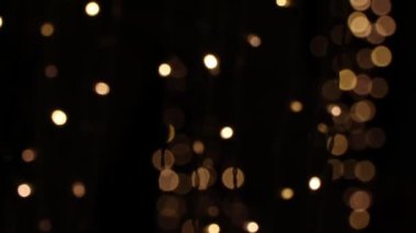 Geceleyin ışık saçar.