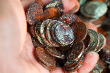 Bozuk para yüzeyinde eski ve kırmızı paslanmış.