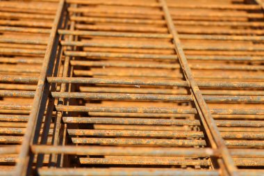 Eski çelik yüzeyde kırmızı pas