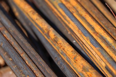 Eski çelik yüzeyde kırmızı pas