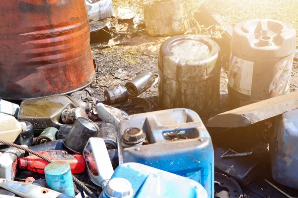 Eski yakıt depoları ve araba tamir parçaları çevreye zarar verdi