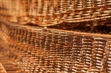 Eski çelik yüzeyde kırmızı pas