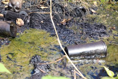 Eski yakıt depoları ve araba tamir parçaları çevreye zarar verdi