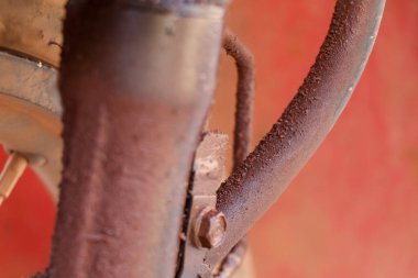 Çelik yüzeyde yağ ve pas lekeleri var.