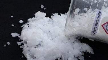 siyah arkaplanda nedensel soda tanecikleri