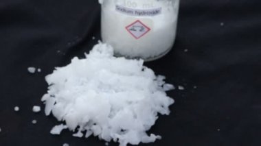 siyah arkaplanda nedensel soda tanecikleri