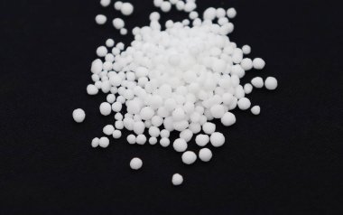 Siyah arkaplanda beyaz ürea