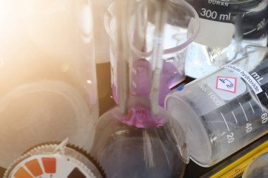 Kırık ve tehlikeli kimyasal ekipman israfı