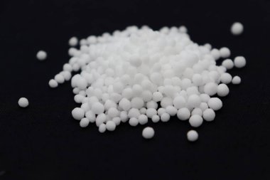 Siyah arkaplanda beyaz ürea