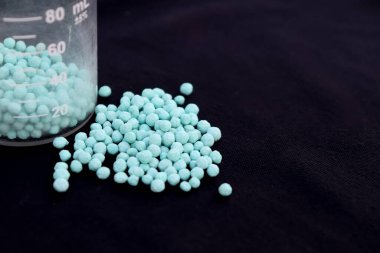 Ürea tehlikeli bir kimyasal ve siyah arkaplan