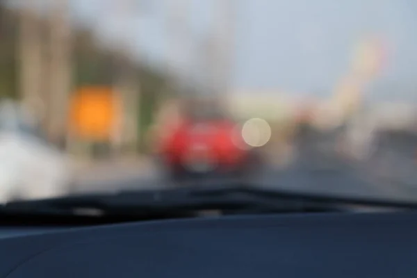 汽车上的灯光和模糊的灯光照射在路上 — 图库照片