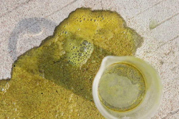 Yerde hidroklorik asit sızıntısı var.