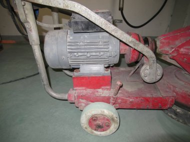 Çelik öğütücü çalışıyor ve titreşiyor.