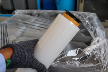 Paketleme için film rulosunu temizle