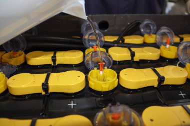 Pili damıtılmış su seviyesini ayarla.