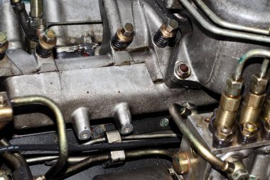 Geminin büyük motoru ve yağ lekesi