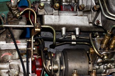 Geminin büyük motoru ve yağ lekesi