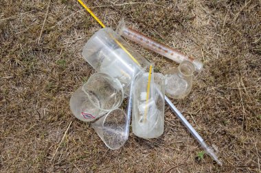 Laboratuvardan gelen kimyasal atıklar atıldı.