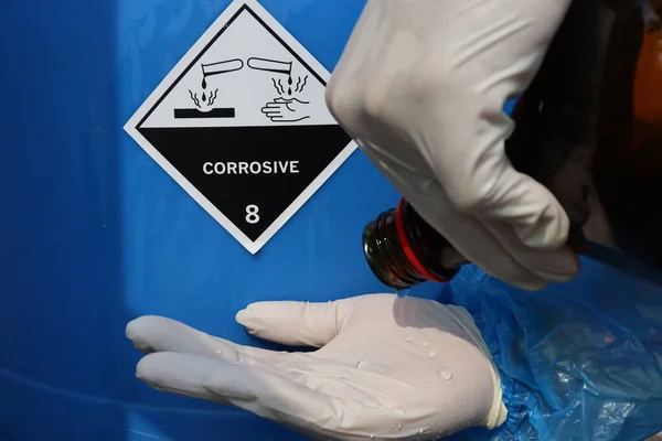 Eldivenler kimyasal aşınmaya karşı koruma sağlar.