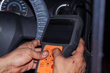 Mekanikler otomatik tanı araçları kullanıyor