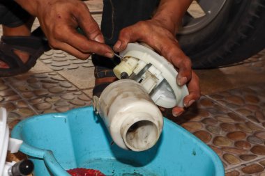 Benzin filtresini değiştirmek için tamirci