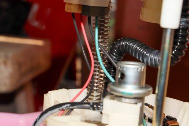 Benzin filtresini değiştirmek için tamirci