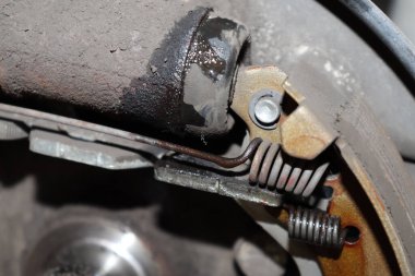 Arabanın silindiri kırıldı ve sızdırdı.