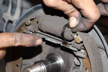 Arabanın silindiri kırıldı ve sızdırdı.