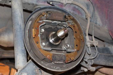 Arabanın silindiri kırıldı ve sızdırdı.