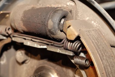 Arabanın silindiri kırıldı ve sızdırdı.