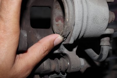 Arabanın frenlerindeki lastik hasar görmüş.