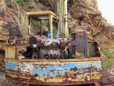 Yüzeyde eski çapa ve pas           