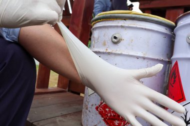 Zararlı kimyasallardan korunmak için kaliteli eldivenler giyin.