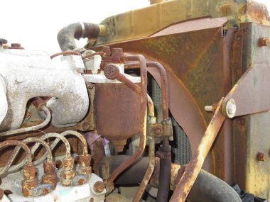 Yüzeyde eski motor ve kırmızı pas   