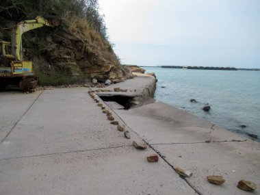 Yol bozuk ve tehlikeli.