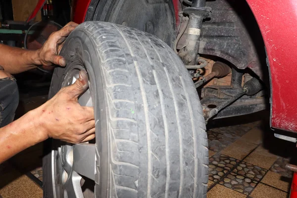 Mechanic Removing Wheels Car — Stock Photo, Image