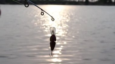 Balık yemi ve akşam nehri