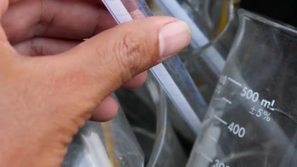 Segure Vidro Químico Quebrado Com Mãos Nuas — Vídeo de Stock