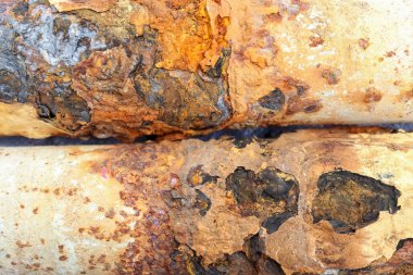 Eski boru yüzeyinde kırmızı pas