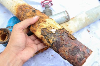 Eski boru yüzeyinde kırmızı pas