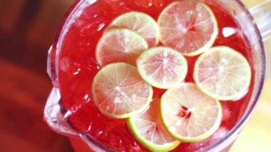 Tatillerde kokteyl yap.