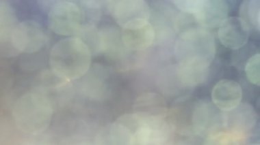 Beyaz bokeh açık siyah arkaplanda dönüyor ve düşüyor