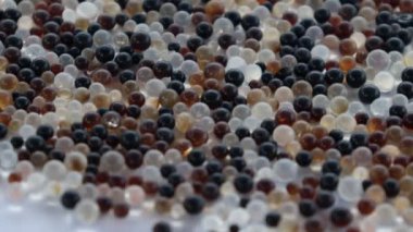 Silisyum jeli, havadaki nemi engelleyen bir kimyasal. 