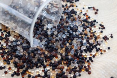 Silisyum jeli, havadaki nemi engelleyen bir kimyasal.