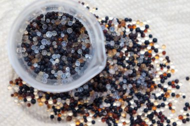 Silisyum jeli, havadaki nemi engelleyen bir kimyasal.