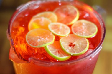 Tatillerde ve büyük bardaklarda kokteyl yap.