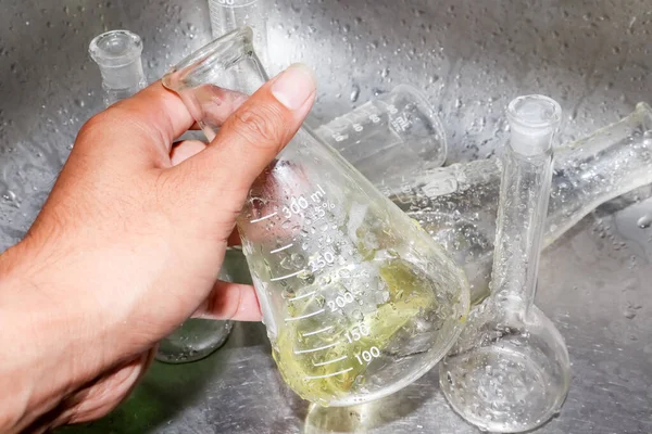 Tisztítsa Meg Kémiai Üveget Laboratóriumban Puszta Kézzel — Stock Fotó