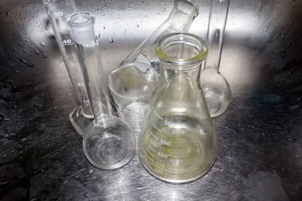 Reinig Het Chemisch Glas Het Laboratorium Met Water — Stockfoto